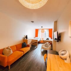 Modern 1BR Downtown Apartment | Sofa Bed + 2 Singl