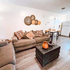 2BR 2BA Downtown Apt | 55” TV | 6 Beds