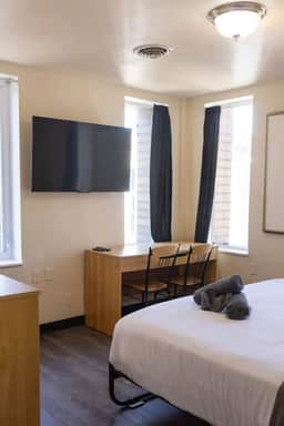 Downtown 2BR/2B | King Rm + Bunk Rm | River Views - Image 3