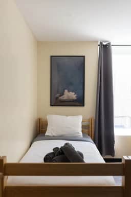 Affordable Downtown Apt | 3 Beds + 60” TV | Walk t - Image 5