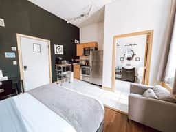 Central Downtown Queen Bed | Walk to all Venues - Image 2