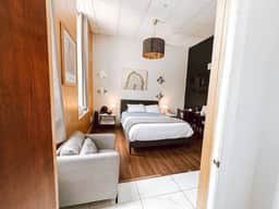 Central Downtown Queen Bed | Walk to all Venues - Image 4