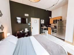Central Downtown Queen Bed | Walk to all Venues - Image 5