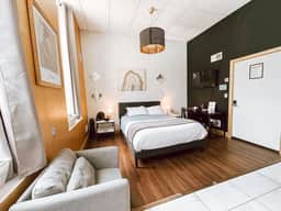 Central Downtown Queen Bed | Walk to all Venues - Image 3