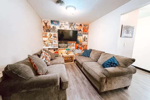 7 Beds Downtown Apt | 2BR 2BA | Large Groups - Image 1