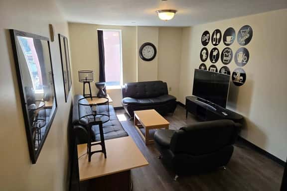 Downtown 2BR/2B | King Rm + Bunk Rm | River Views - Image 1