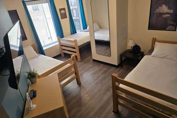 Affordable Downtown Apt | 3 Beds + 60” TV | Walk t - Image 1