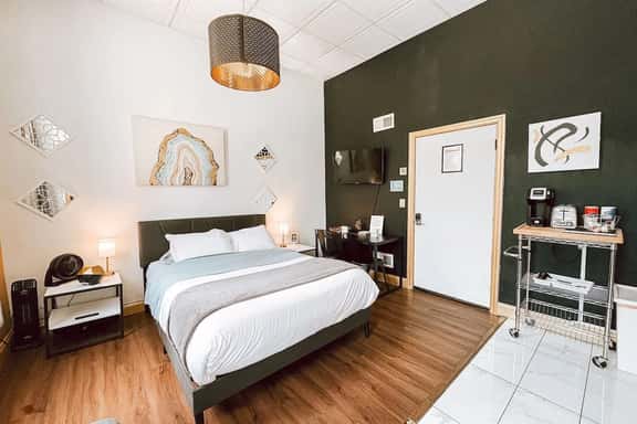 Central Downtown Queen Bed | Walk to all Venues - Image 1