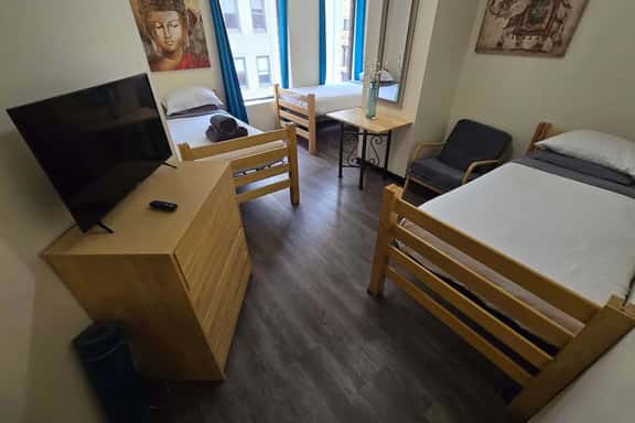 Cozy Downtown Pittsburgh Apartment | Smart TV + Wa - Image 1