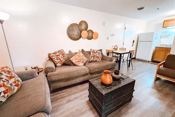 2BR 2BA Downtown Apt | 55” TV | 6 Beds - Image 1