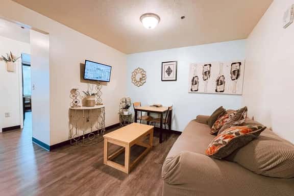 Spacious 2BR 2BA Downtown Apt | Walk Everywhere - Image 1
