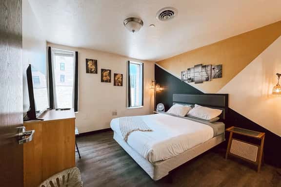 Downtown Queen Apt | Roku TV | Walk Everywhere - Image 1