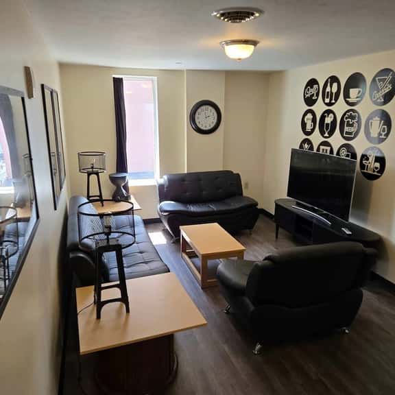 Downtown 2BR/2B | King Rm + Bunk Rm | River Views - Image 1