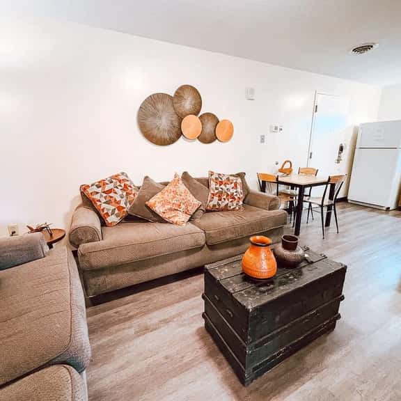 2BR 2BA Downtown Apt | 55” TV | 6 Beds - Image 1