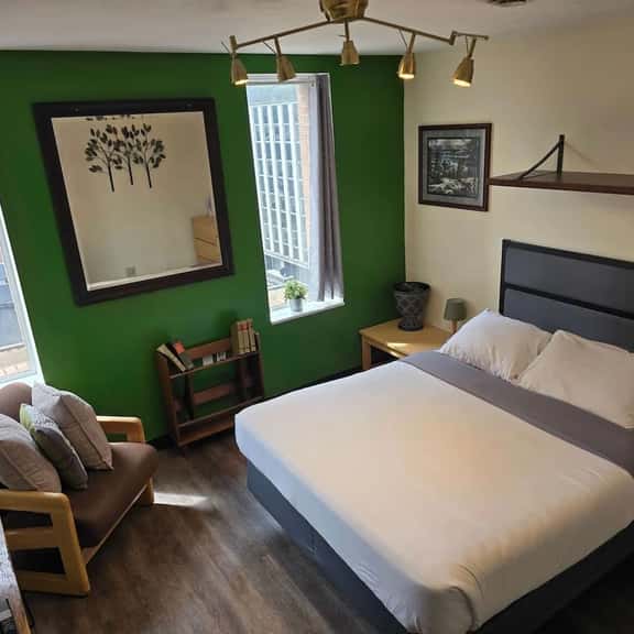 Downtown Apt | Queen Bed + 60” Smart TV - Image 1