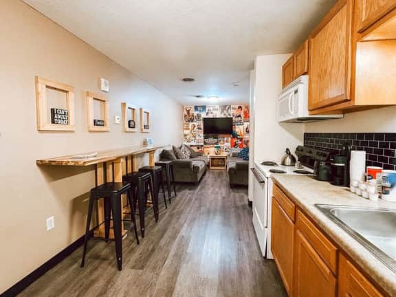 7 Beds Downtown Apt | 2BR 2BA | Large Groups - Image 4