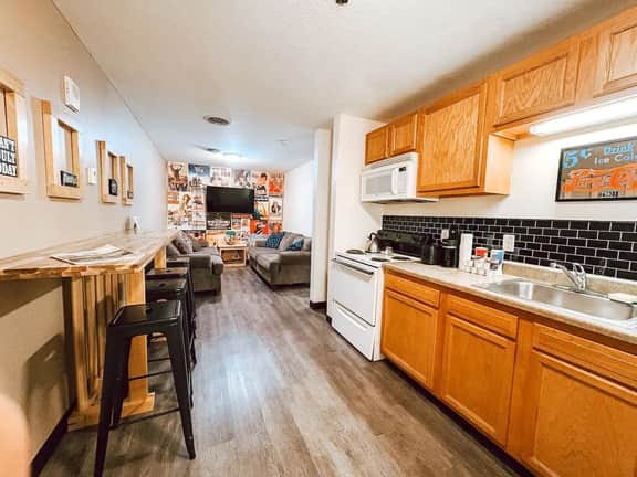 7 Beds Downtown Apt | 2BR 2BA | Large Groups - Image 2