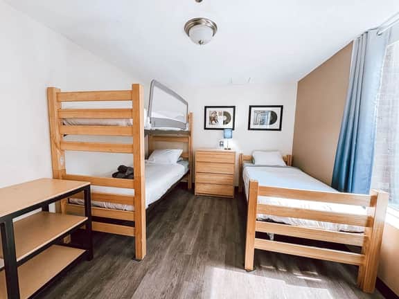 7 Beds Downtown Apt | 2BR 2BA | Large Groups - Image 3