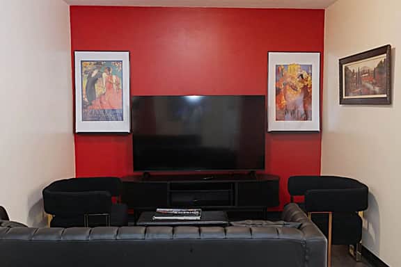 Large Private Downtown Apartment | 2BR + 2BA + 60” - Image 5
