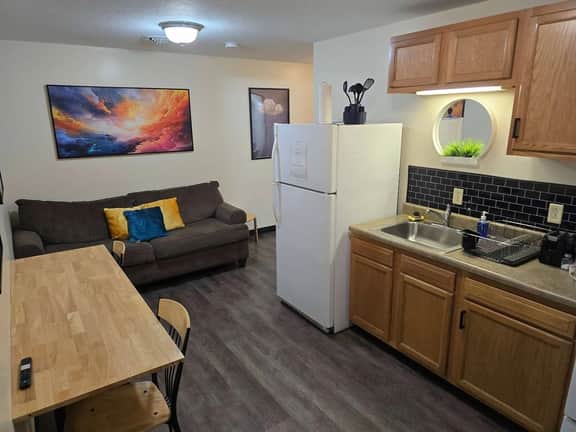 Affordable Downtown Apt | 3 Beds + 60” TV | Walk t - Image 2