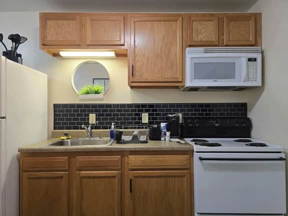 Affordable Downtown Apt | 3 Beds + 60” TV | Walk t - Image 3