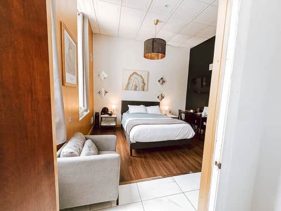 Central Downtown Queen Bed | Walk to all Venues - Image 4