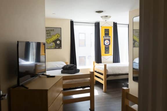 Cozy Downtown Pittsburgh Sports-Themed Efficiency - Image 3