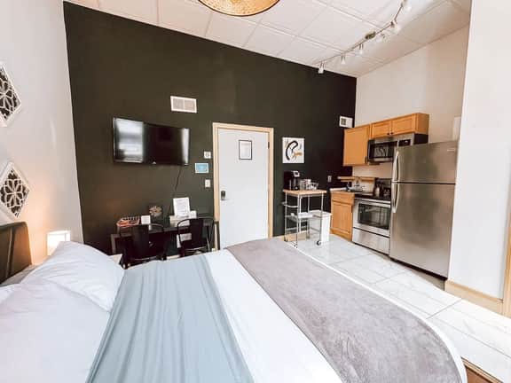 Central Downtown Queen Bed | Walk to all Venues - Image 5