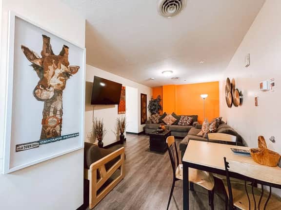 2BR 2BA Downtown Apt | 55” TV | 6 Beds - Image 4