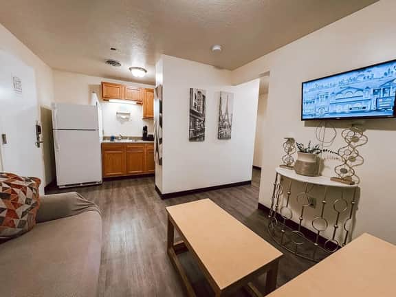 Spacious 2BR 2BA Downtown Apt | Walk Everywhere - Image 5