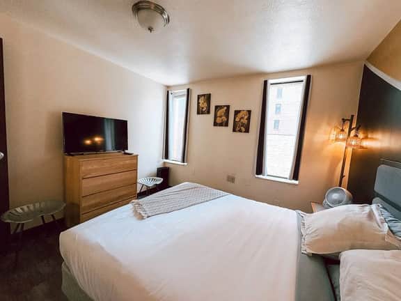 Downtown Queen Apt | Roku TV | Walk Everywhere - Image 4
