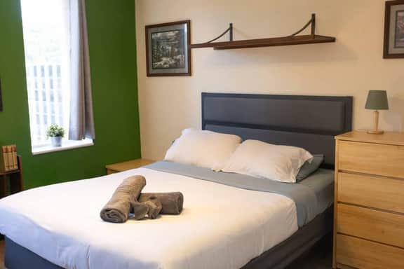 Downtown Apt | Queen Bed + 60” Smart TV - Image 2