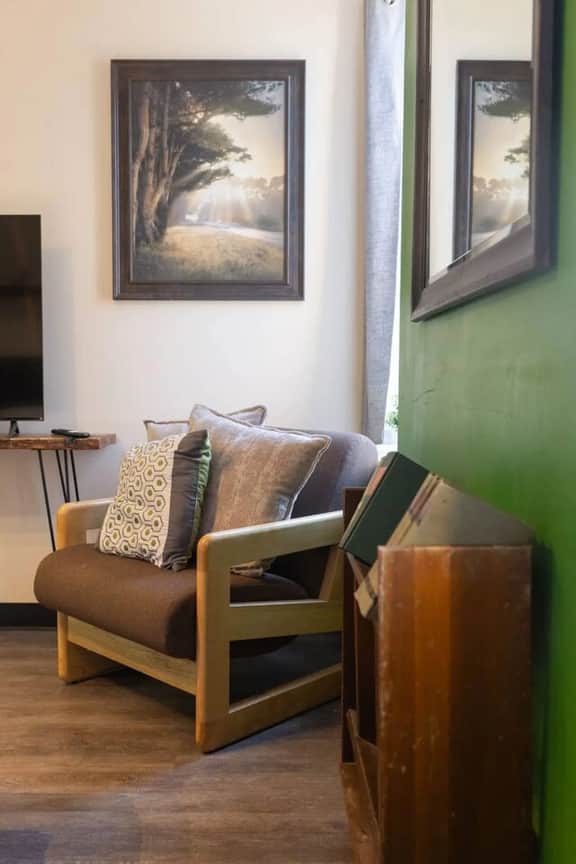 Downtown Apt | Queen Bed + 60” Smart TV - Image 4