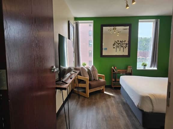 Downtown Apt | Queen Bed + 60” Smart TV - Image 5