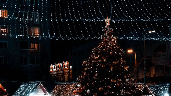 Blog - Peoples Gas Holiday Market 2026: Market Square Shopping Guide and Downtown Stays