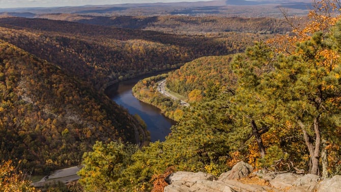 Blog - Fall Foliage Season 2026 Near Pittsburgh: Scenic Drives and Downtown Stays